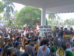 Ribuan Warga Demo di Kantor Gubernur Babel, Desak Pemda Dorong Zero Tambang Timah di Laut