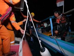 Tim SAR Gabungan Selamatkan 5 Pemancing yang Terombang-ambing di Perairan Air Anyir