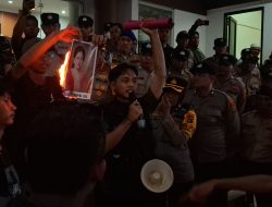 Mahasiswa Demo di DPRD Babel, Tebar Racun Tikus dan Bakar Poster Puan Maharani