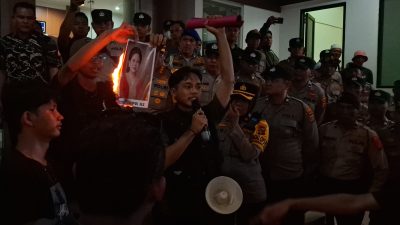 Mahasiswa Demo di DPRD Babel, Tebar Racun Tikus dan Bakar Poster Puan Maharani