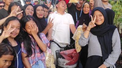 Momen Molen Diserbu Warga untuk Foto Bersama, Nur Menangis Haru
