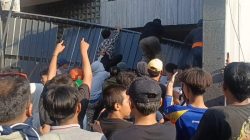 Massa Rusak Rumah Anggota DPR Ahmad Sahroni, Jarah Harta Benda Hingga Berenang di Kolam