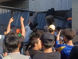 Massa Rusak Rumah Anggota DPR Ahmad Sahroni, Jarah Harta Benda Hingga Berenang di Kolam