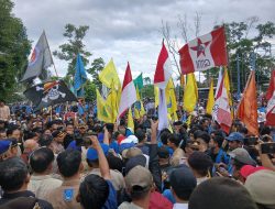 Ribuan Mahasiswa Demo di DPRD Babel, Sindir Gubernur Hidayat Arsani