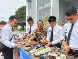 Petugas Lapas Narkotika Pangkalpinang Musnahkan 49 HP dan Headset Warga Binaan