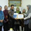 Pj Sekda Fery Serahkan Santunan dari ASN Peduli, KORPRI, dan BPJS Ketenagakerjaan untuk Ahli Waris Almarhum Fatwa