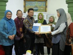 Pj Sekda Fery Serahkan Santunan dari ASN Peduli, KORPRI, dan BPJS Ketenagakerjaan untuk Ahli Waris Almarhum Fatwa