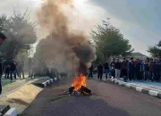BREAKING NEWS: Aksi BEM Babel Memanas, Massa Bakar Ban di Halaman DPRD