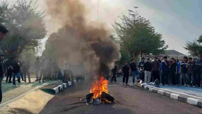 BREAKING NEWS: Aksi BEM Babel Memanas, Massa Bakar Ban di Halaman DPRD